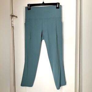 Athleta salutation stash pocket II capri